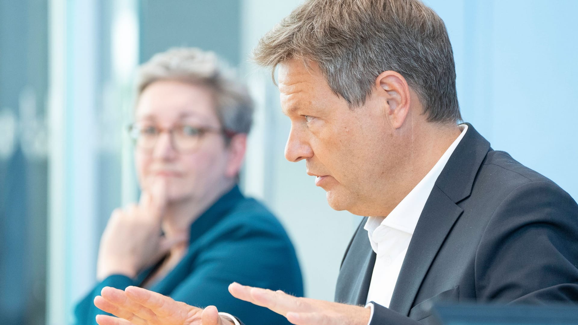 Bauministerin Geywitz und Wirtschaftsminister Habeck (Archiv): Beide haben Sanierungspläne für ihre Häuser vorgelegt. Bauministerin Geywitz und Wirtschaftsminister Habeck (Archiv): Beide haben Sanierungspläne für ihre Häuser vorgelegt.