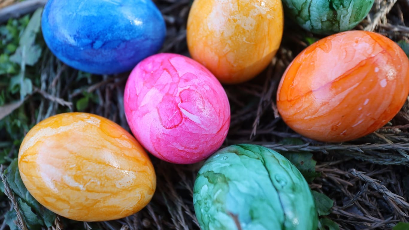 Bunte Ostereier: Experten rechnen zu Ostern mit hohen Preisen für Eier.