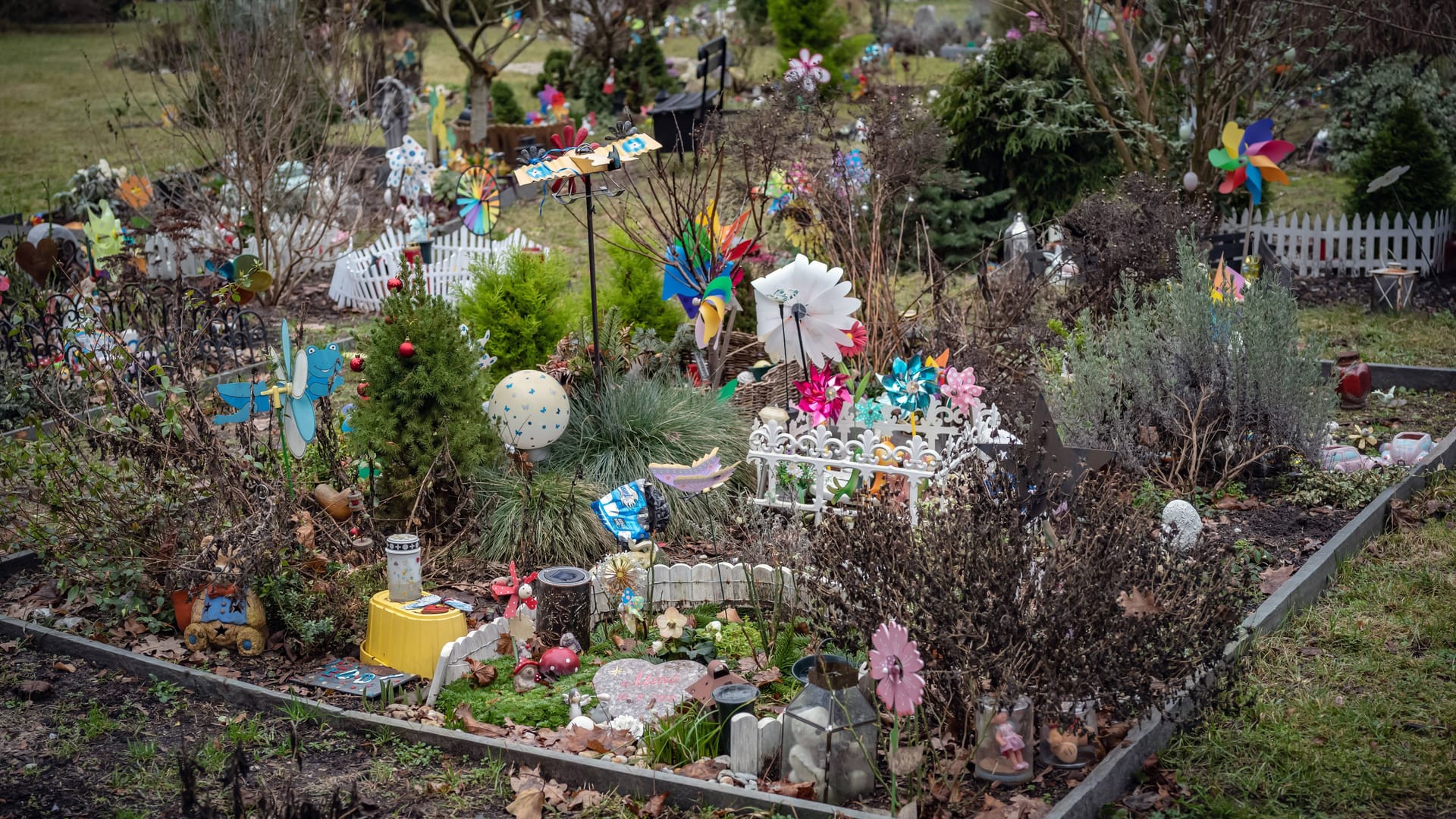 Gräber für sogenannte Sternenkinder (Symbolfoto): Die Grabstelle in Achim war erst vor kurzem fertiggestellt worden. Gräber für sogenannte Sternenkinder (Symbolfoto): Die Grabstelle in Achim war erst vor kurzem fertiggestellt worden.