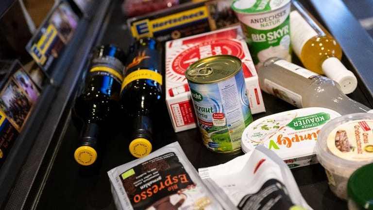 Lebensmittel liegen in einem Supermarkt auf dem Kassenband: Stimmt die angegebene Füllmenge wirklich?