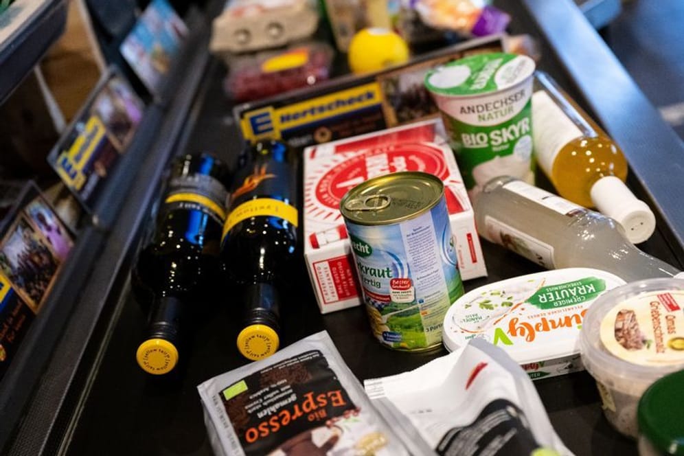 Lebensmittel liegen in einem Supermarkt auf dem Kassenband: Die Inflation stagniert bei 8,7 Prozent.