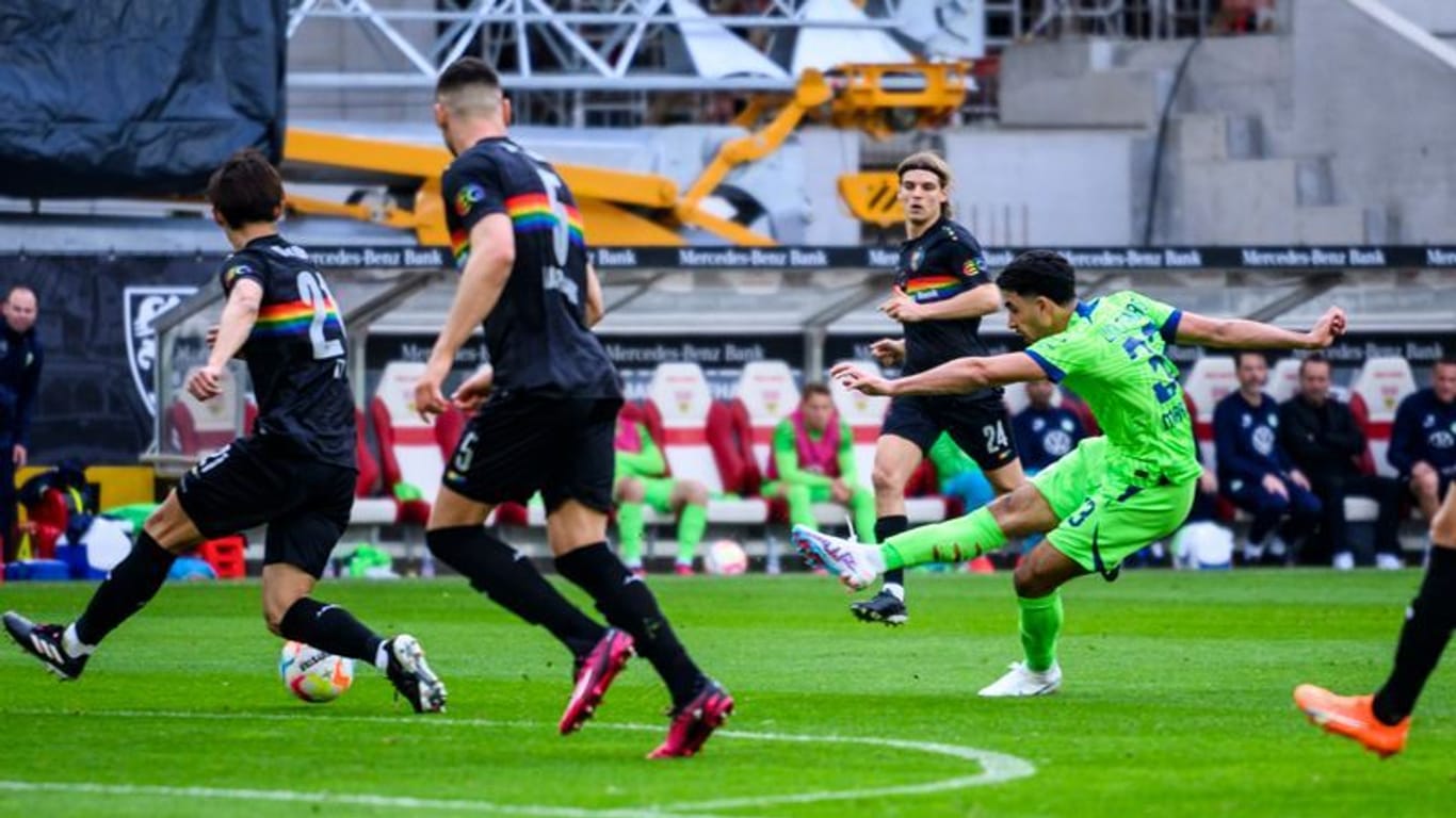 Omar Marmoush (r) erzielt das Tor zur Wolfsburger 1:0-Führung in Stuttgart.
