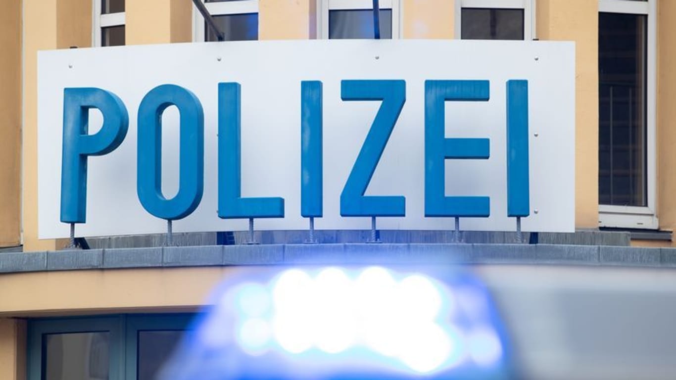 Ein Einsatzwagen der Polizei steht vor einer Dienststelle (Archiv): Die Polizei Köln ermittelt in einer Kita in Burscheid.