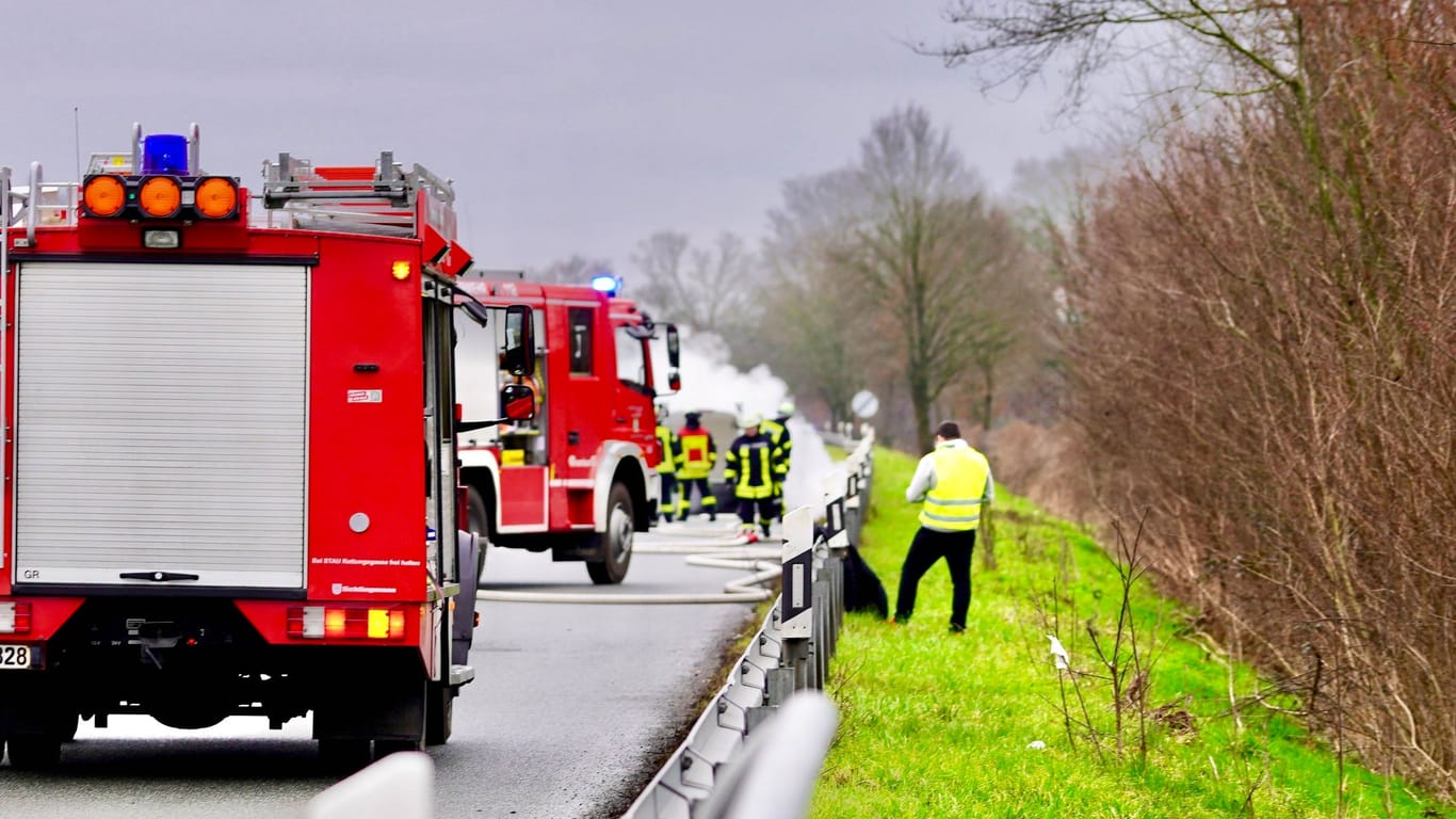 Unfall auf einer Autobahn (Symbolfoto): Die A27 ist nach Angaben der Polizei in Richtung Bremen voll gesperrt.