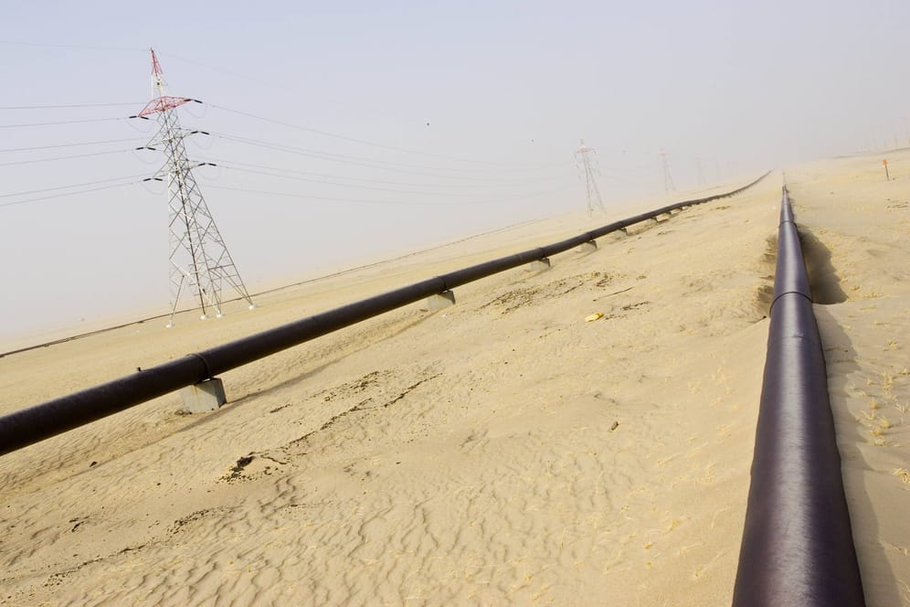 Ölpipelines und Strommasten, die nach Kuwait-Stadt führen (Archivbild): Aus den Pipelines ist Öl an Land ausgetreten.