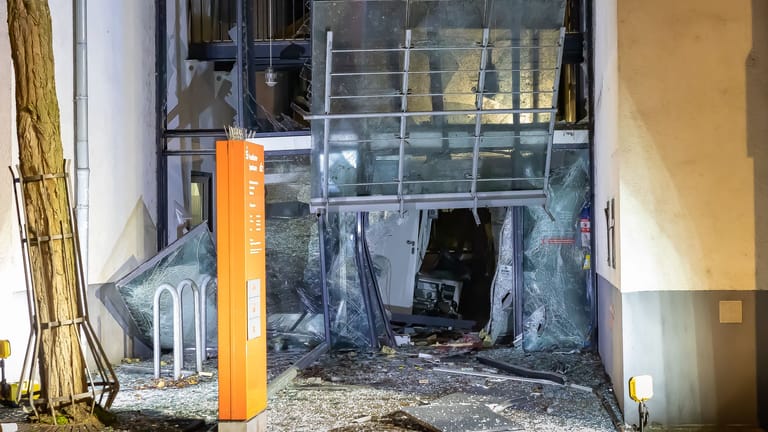 Zeugen sollen Unbekannte bei der Flucht in dunklen Autos beobachtet haben.