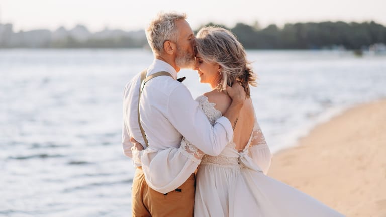 Älteres Brautpaar (Symbolbild): Wer als Witwer oder Witwe wieder heiratet, verliert normalerweise seine Hinterbliebenenrente.