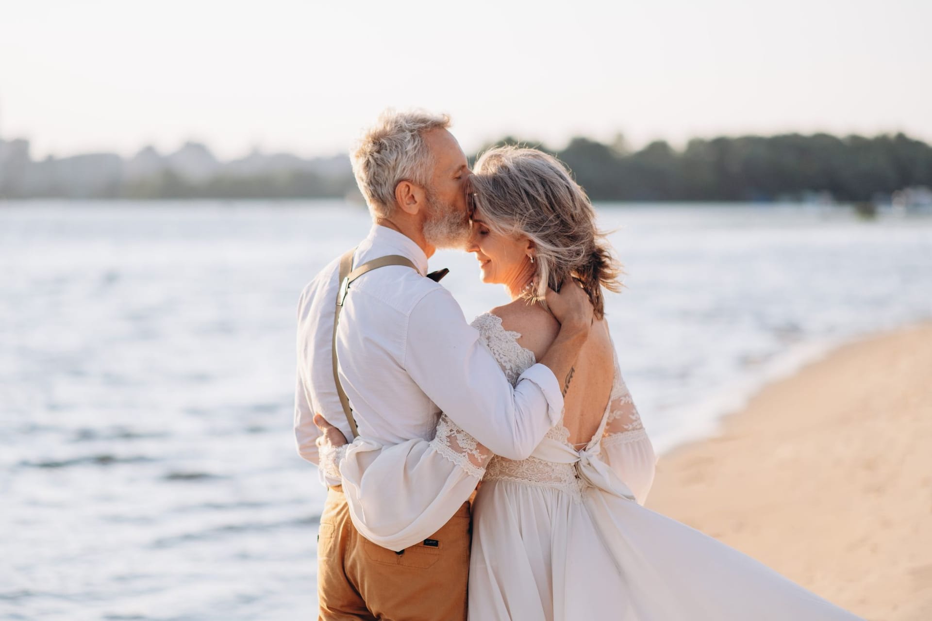 Älteres Brautpaar (Symbolbild): Wer als Witwer oder Witwe wieder heiratet, verliert normalerweise seine Hinterbliebenenrente.