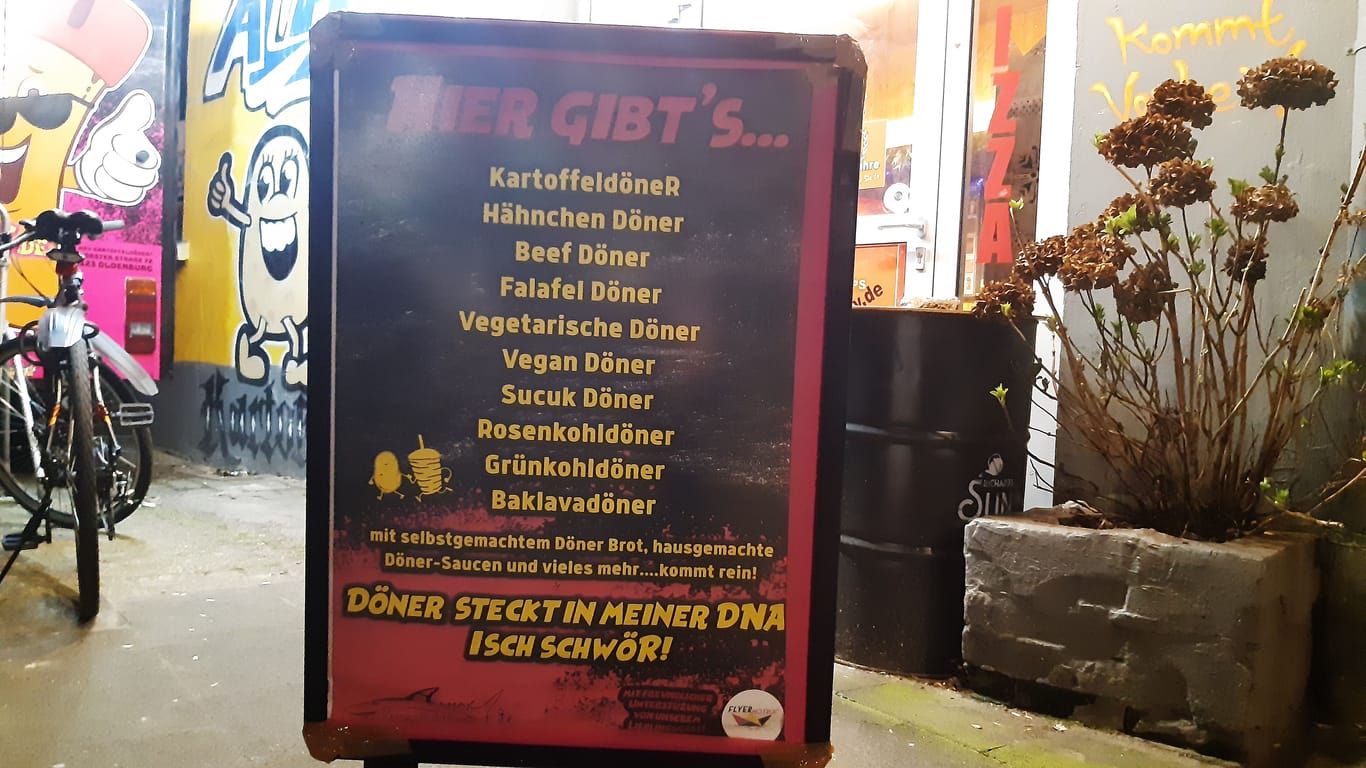 "Döner steckt in meiner DNA. Ich schwör!", so steht es am Eingang zu Alhays Imbiss in Oldenburg.
