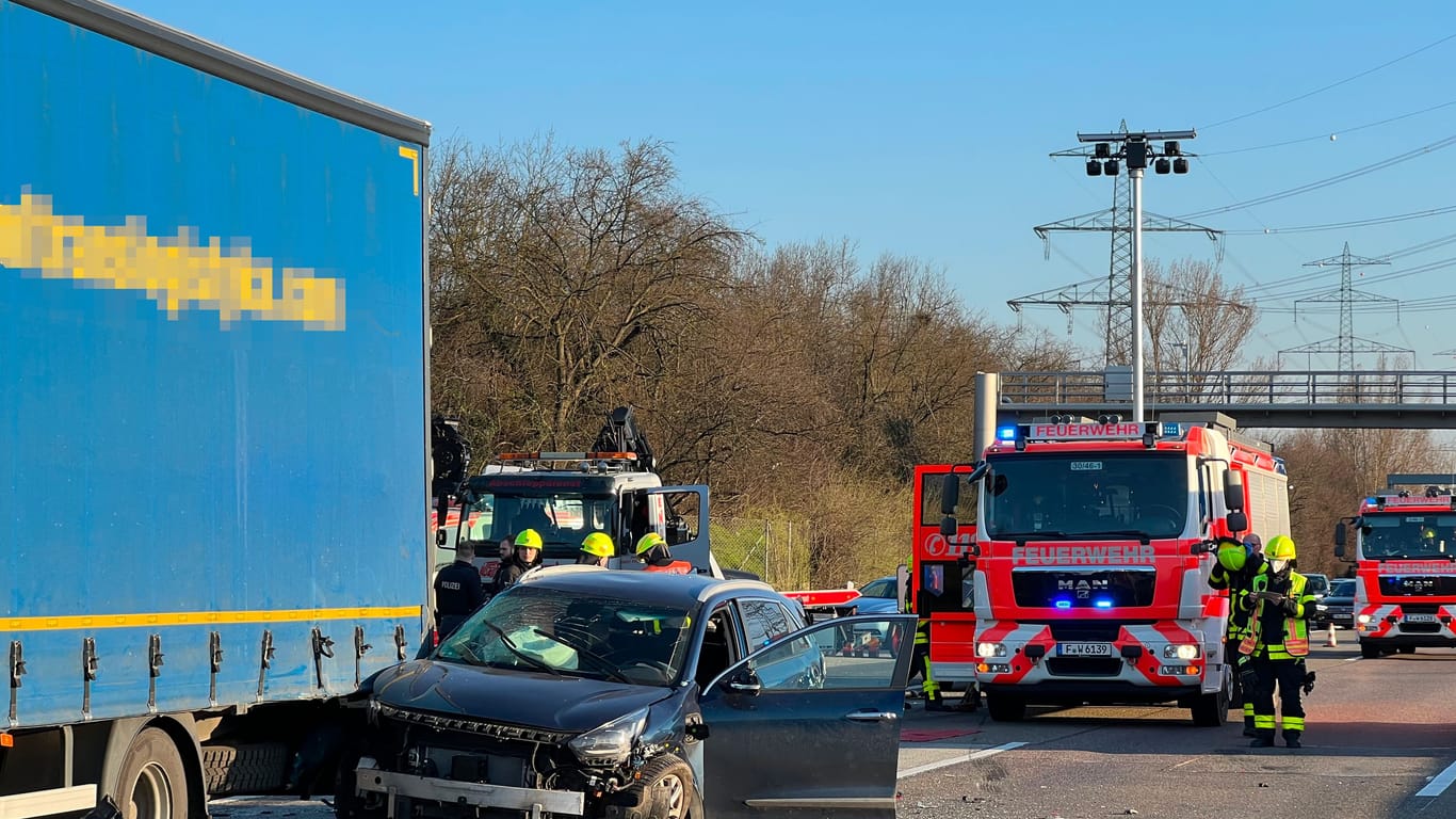Unfall auf A5: Die Autobahn war für die Rettungsmaßnahmen voll gesperrt.