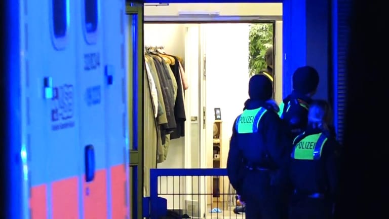 Auf der Garderobe hängen noch viele Jacken der Besucher des Königreichsaals.