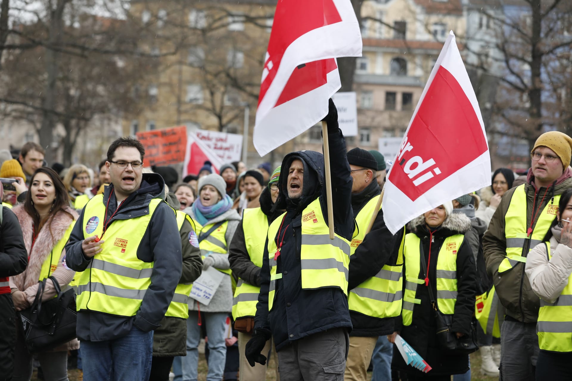 Am Mittwoch werden in Nürnberg zahlreiche soziale Einrichtungen bestreikt. Verdi bekräftigt in Form eines Demozugs durch die Innenstadt die Forderung nach mehr Gehalt.