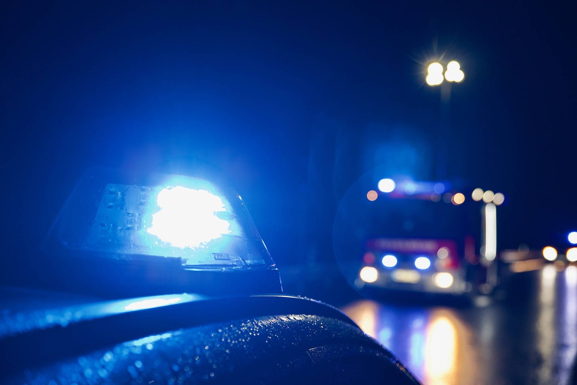 Eine Polizeisirene (Symbolbild): In Bayern ereignete sich eine folgenschwere Kollision mit zwei Autos.