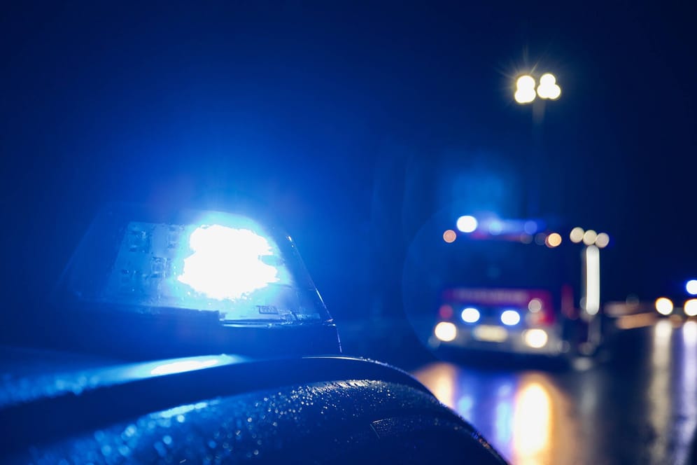 Eine Polizeisirene (Symbolbild): Für einen 19-Jährigen aus Bayern und seine Beifahrer gab es letztlich doch kein Entkommen.