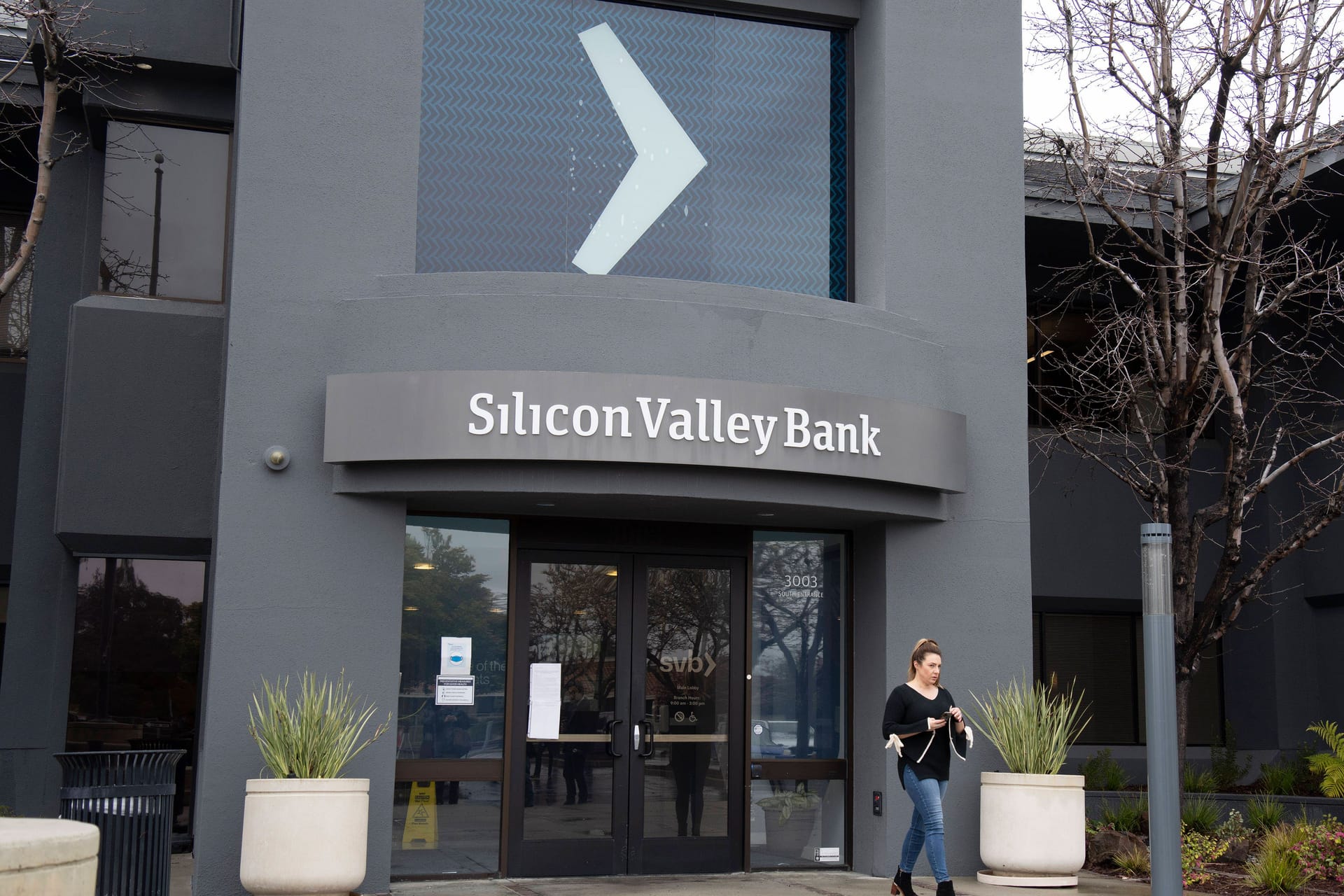 Eine Frau verlässt eine Filiale der SVB in Santa Clara: Gegen die Bank sind weitere Vorwürfe erhoben worden. Eine Frau verlässt eine Filiale der SVB in Santa Clara: Gegen die Bank sind weitere Vorwürfe erhoben worden.