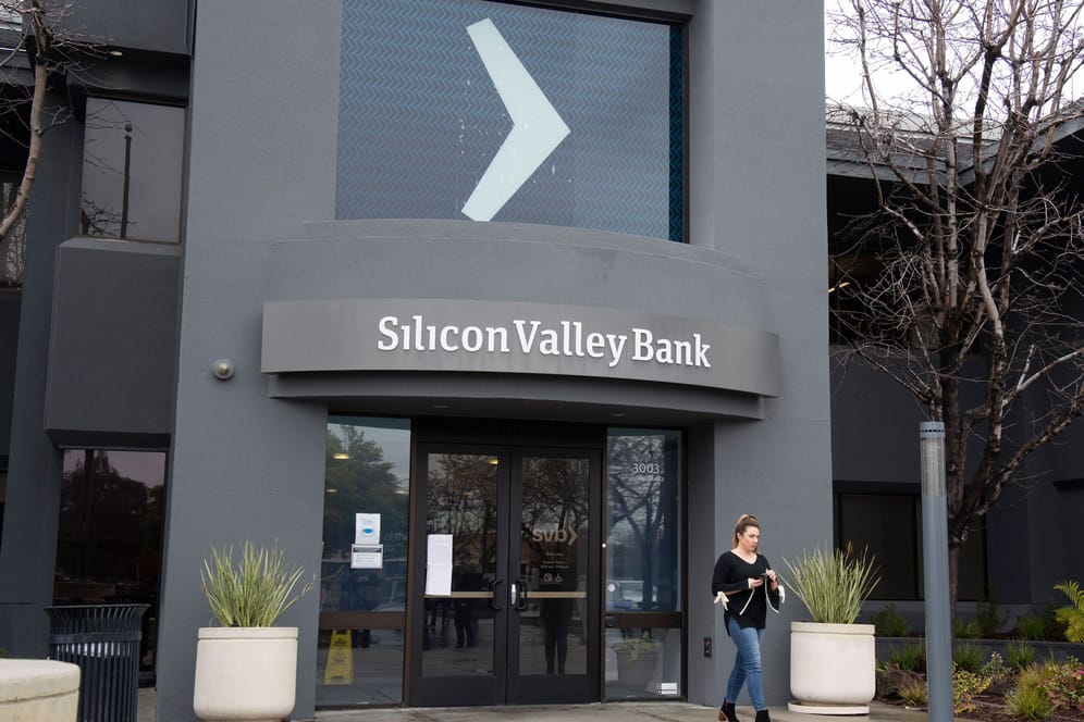 Eine Frau verlässt eine Filiale der SVB in Santa Clara: Gegen die Bank sind weitere Vorwürfe erhoben worden.