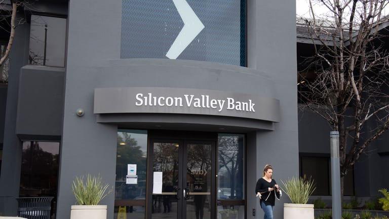 Eine Frau verlässt eine Filiale der SVB in Santa Clara: Gegen die Bank sind weitere Vorwürfe erhoben worden.