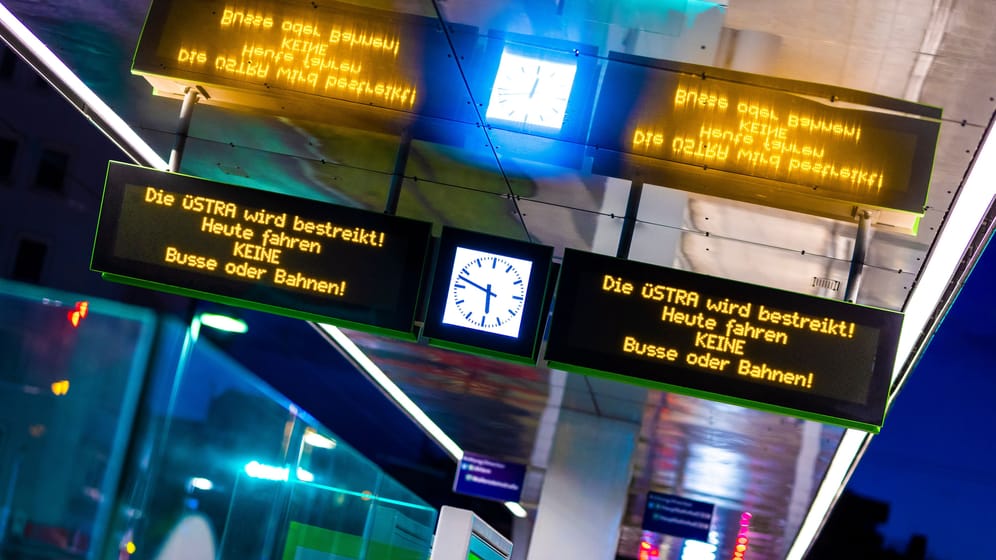 Anzeigetafeln verkünden einen Streik (Symbolbild): Wegen eines Warnstreiks im Verkehr müssen sich die Bürger am Montag auf zahlreiche Einschränkungen einstellen.