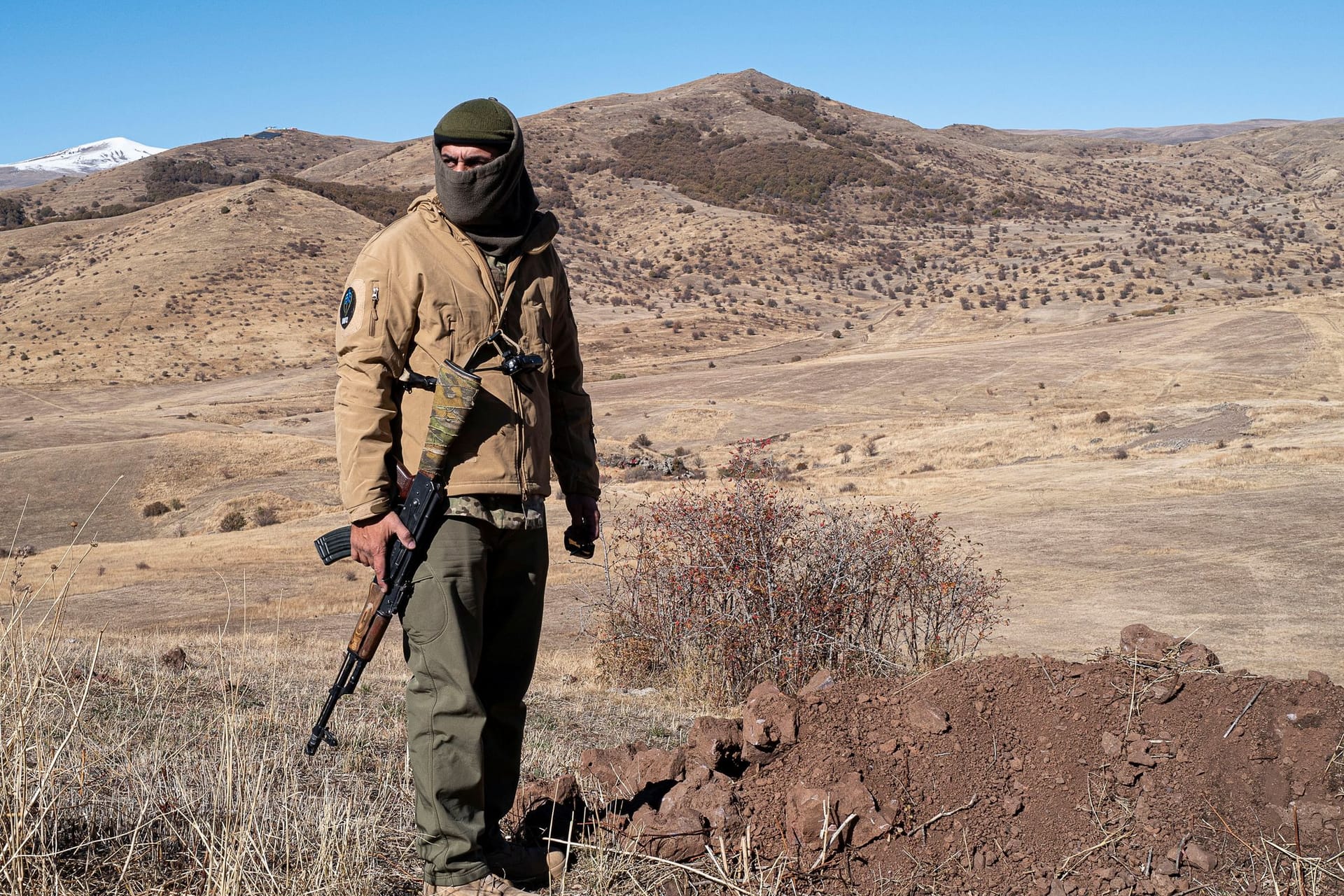 Konflikt in Armenien: Ein armenischer Soldat patrouilliert oberhalb der Grenzstadt Dschermuk.