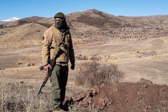 Konflikt in Armenien: Ein armenischer Soldat patrouilliert oberhalb der Grenzstadt Dschermuk.