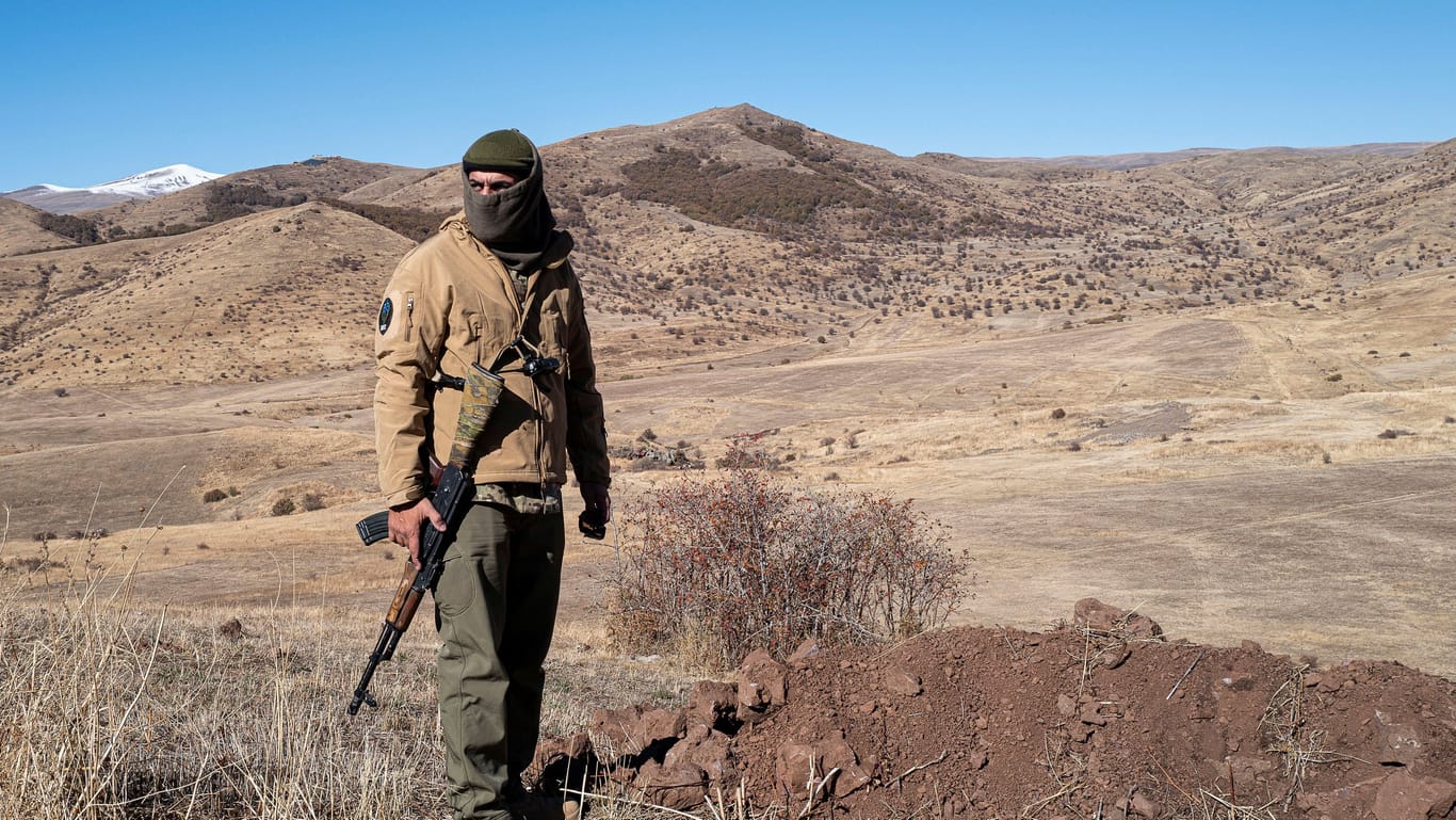 Konflikt in Armenien: Ein armenischer Soldat patrouilliert oberhalb der Grenzstadt Dschermuk.