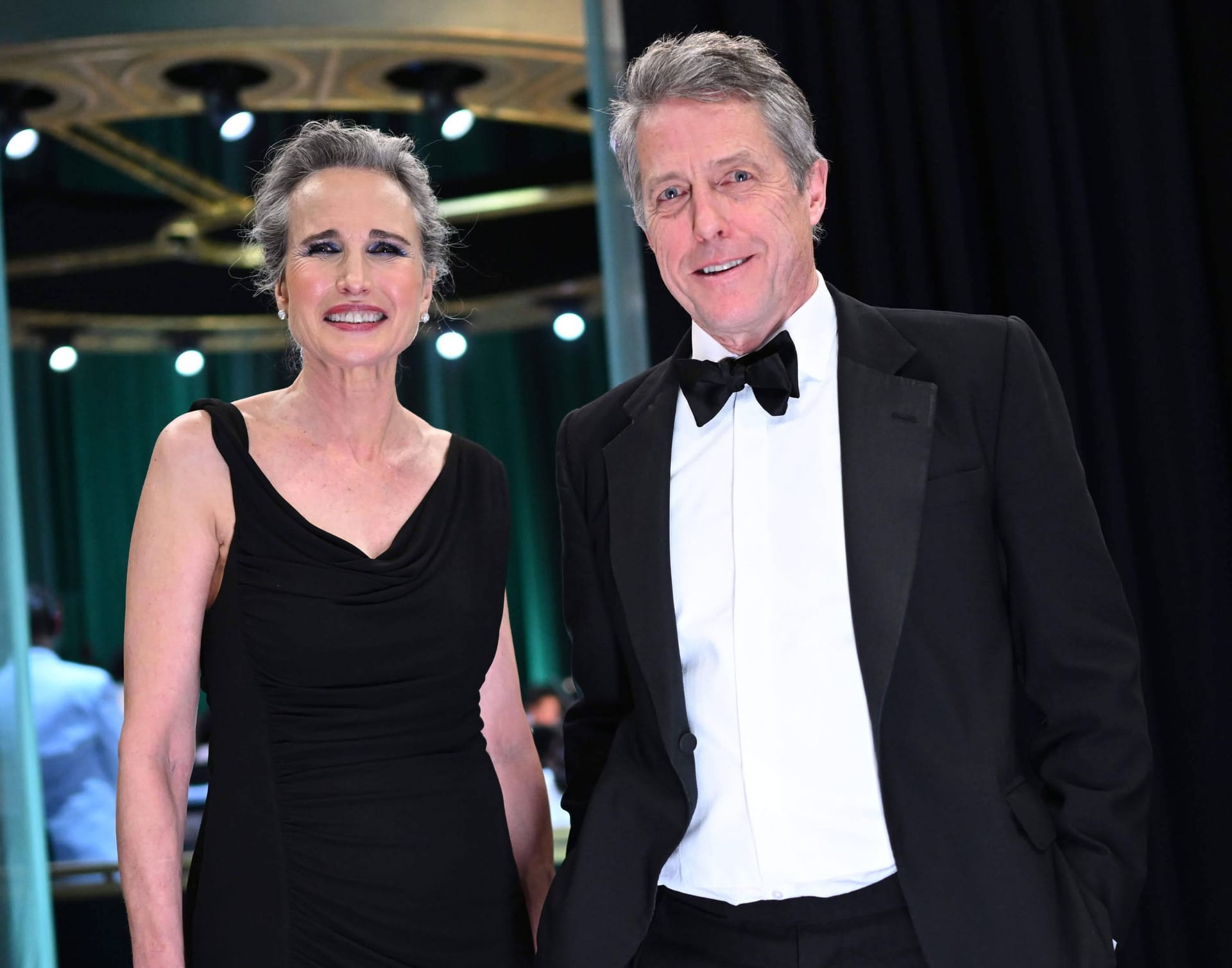 Hugh Grant und Andie MacDowell bei der Oscar-Verleihung 2023.