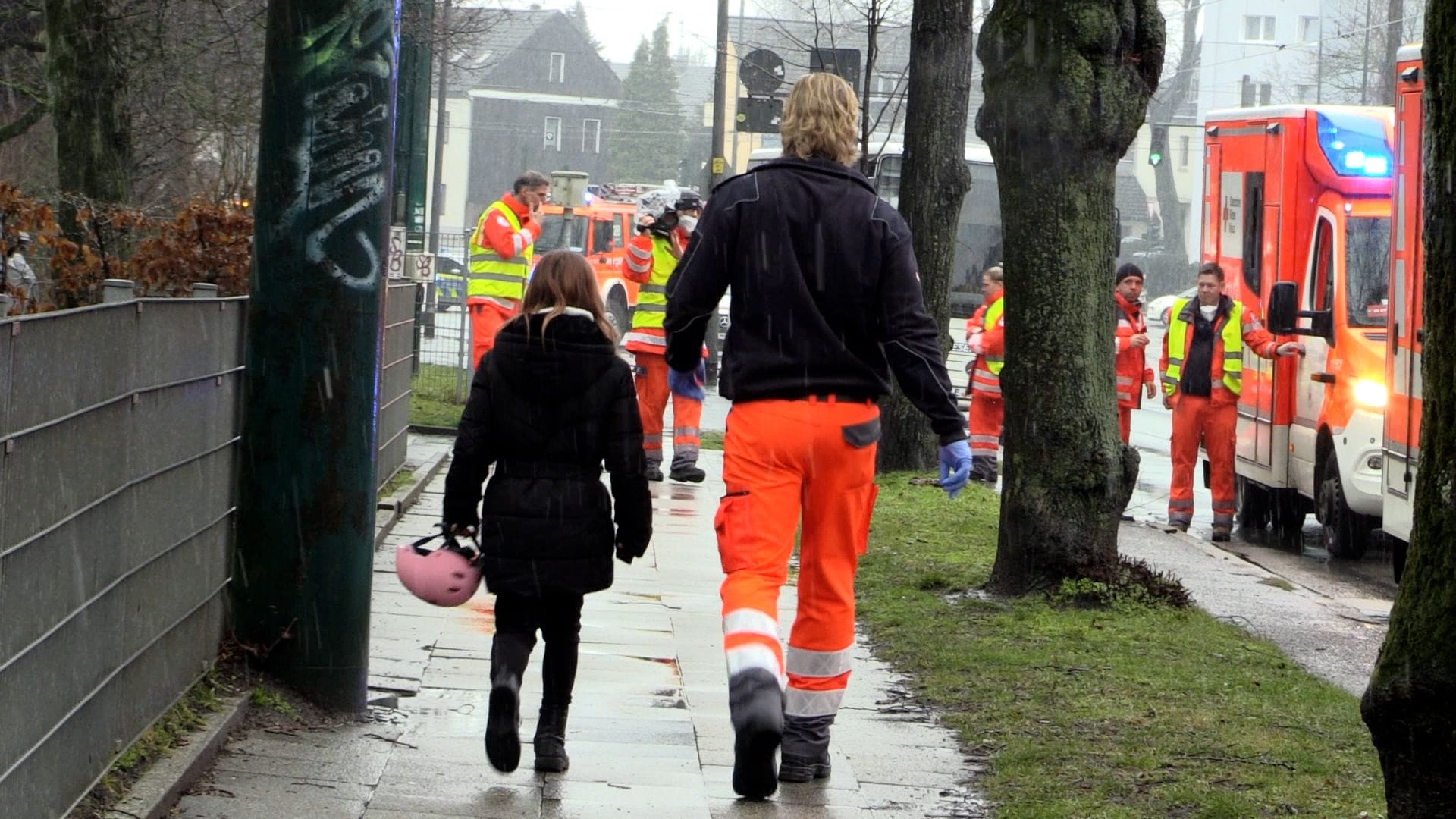 Busunfall in Essen: Schauspieler Henning Baum brachte die Kinder sicher zur Betreuungsstelle.