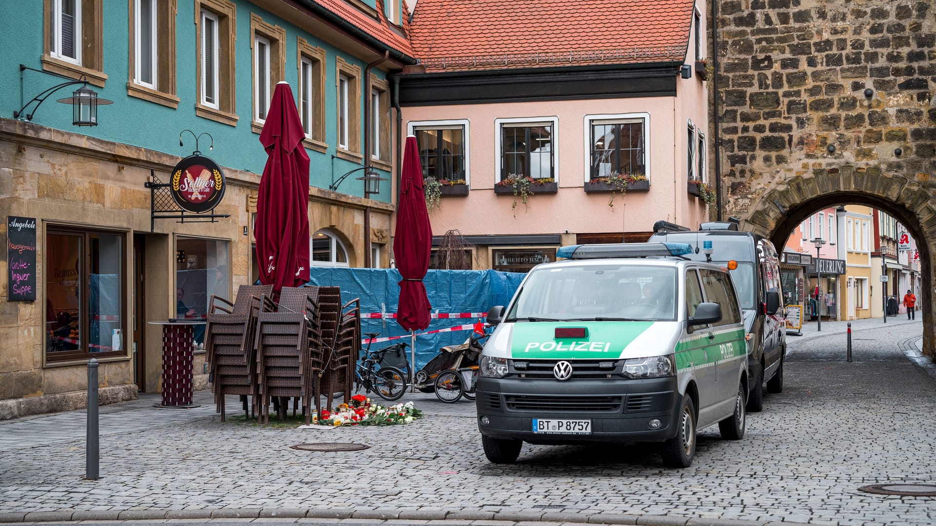 Einsatzwagen vor dem Blumengeschäft (Archivbild): Noch ist unklar, wie genau Beatrix G. starb.