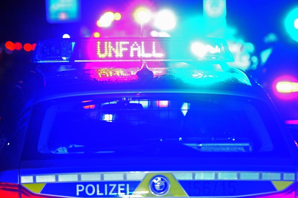 Ein Streifenwagen der Polizei steht an einer Unfallstelle