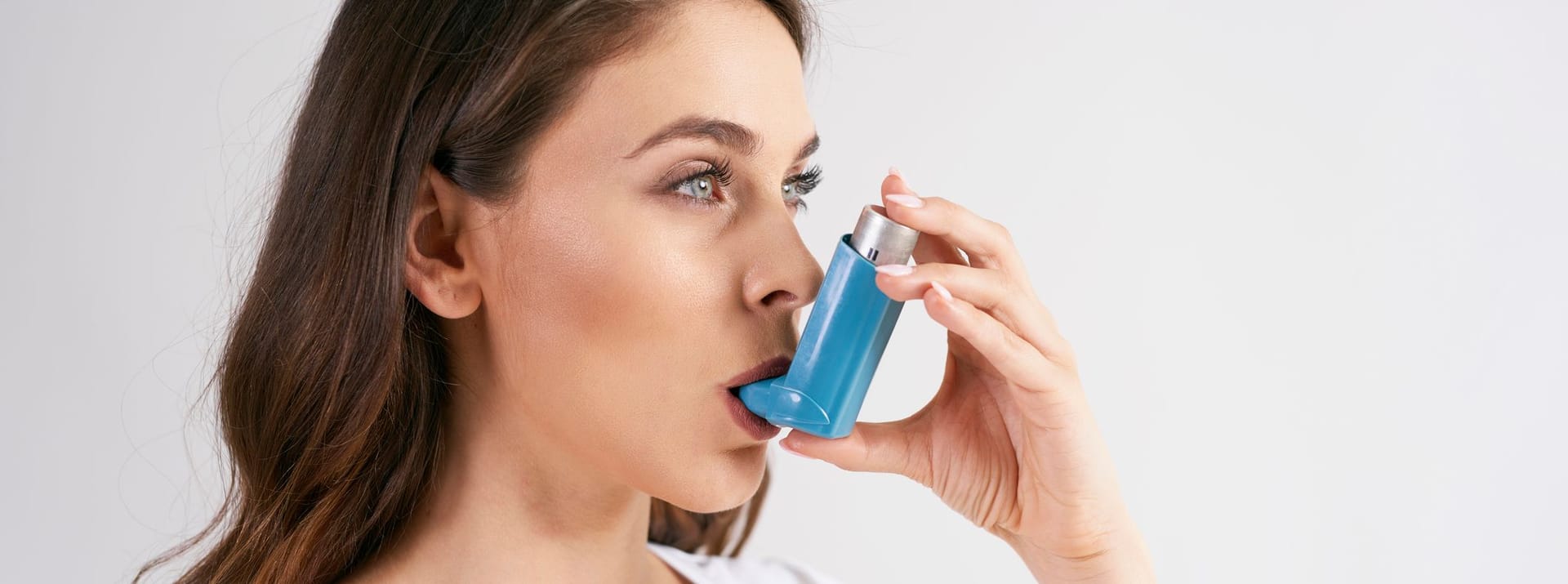 Zur Behandlung einer akute als auch chronische Nasennebenhöhlenentzündungen können mit Kortison-Spray genutzt werden. In manchen Fällen kann Inhalieren oder auch Nasenspülungen helfen, die Symptome zu lindern. Diese Methoden helfen jedoch nur bei einer akuten Sinusitis, bei einer chronischen können Biologika mit dem Wirkstoff Dupilumab eingesetzt werden. Dupilumab wird zur Behandlung unter die Haut gespritzt und kann den Entzündungen hemmen.