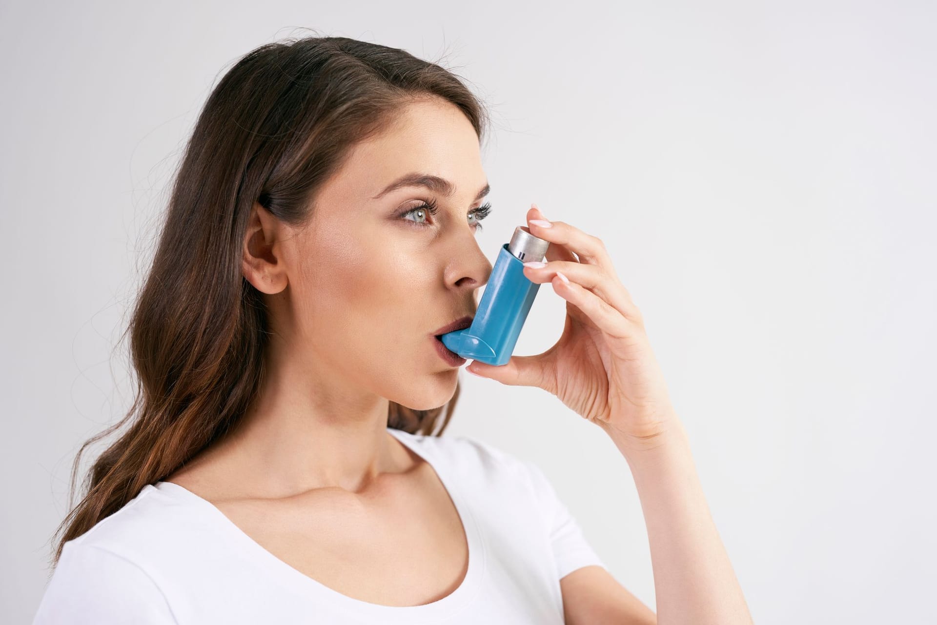 Zur Behandlung einer akute als auch chronische Nasennebenhöhlenentzündungen können mit Kortison-Spray genutzt werden. In manchen Fällen kann Inhalieren oder auch Nasenspülungen helfen, die Symptome zu lindern. Diese Methoden helfen jedoch nur bei einer akuten Sinusitis, bei einer chronischen können Biologika mit dem Wirkstoff Dupilumab eingesetzt werden. Dupilumab wird zur Behandlung unter die Haut gespritzt und kann den Entzündungen hemmen.