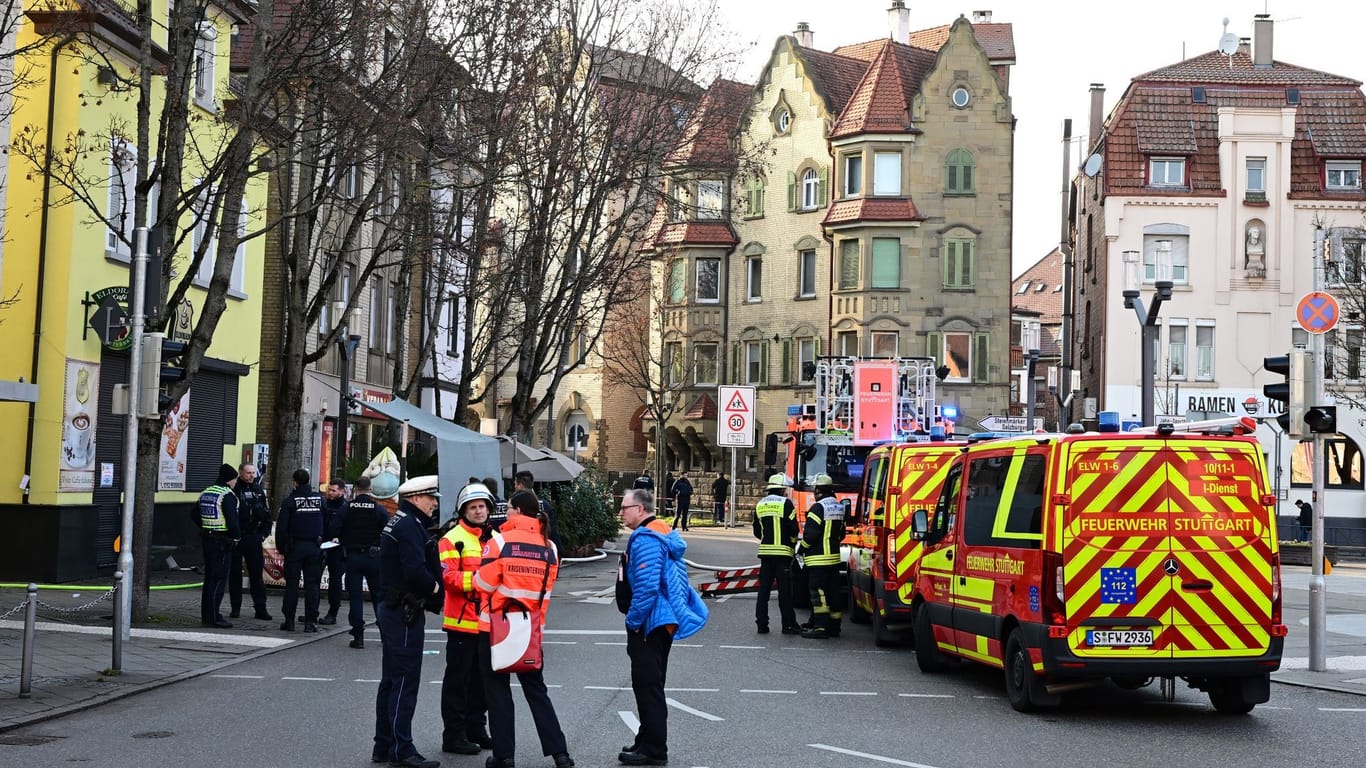 Einsatzkräfte sichern den Tatort: Der Wilhelm-Geiger-Platz war großräumig abgesperrt.