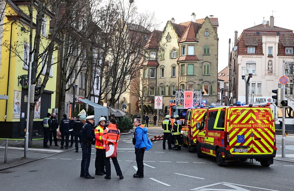 Einsatzkräfte sichern den Tatort: Der Wilhelm-Geiger-Platz war großräumig abgesperrt.
