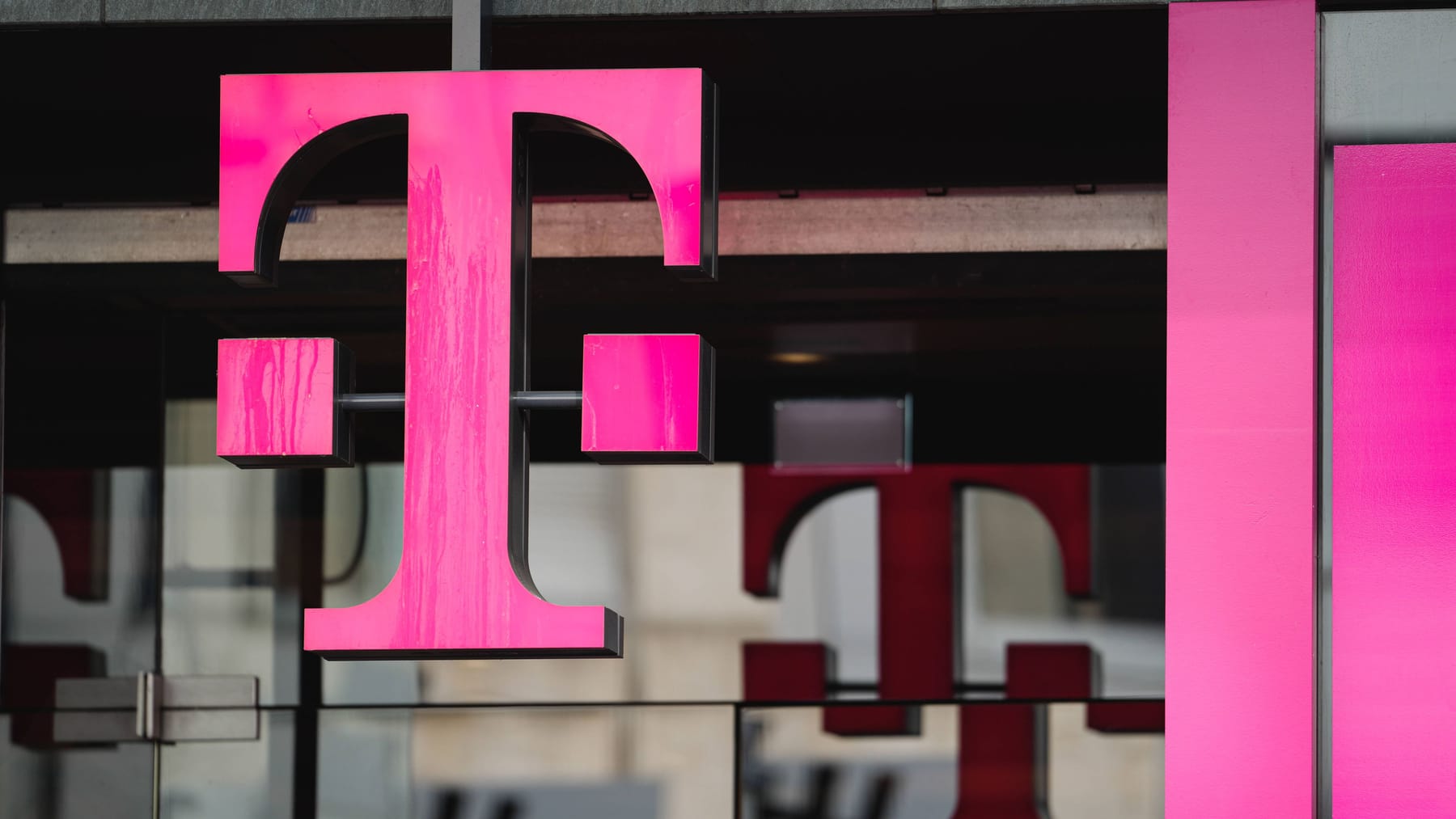 Transakcja miliardera: T-Mobile pochłania konkurentów