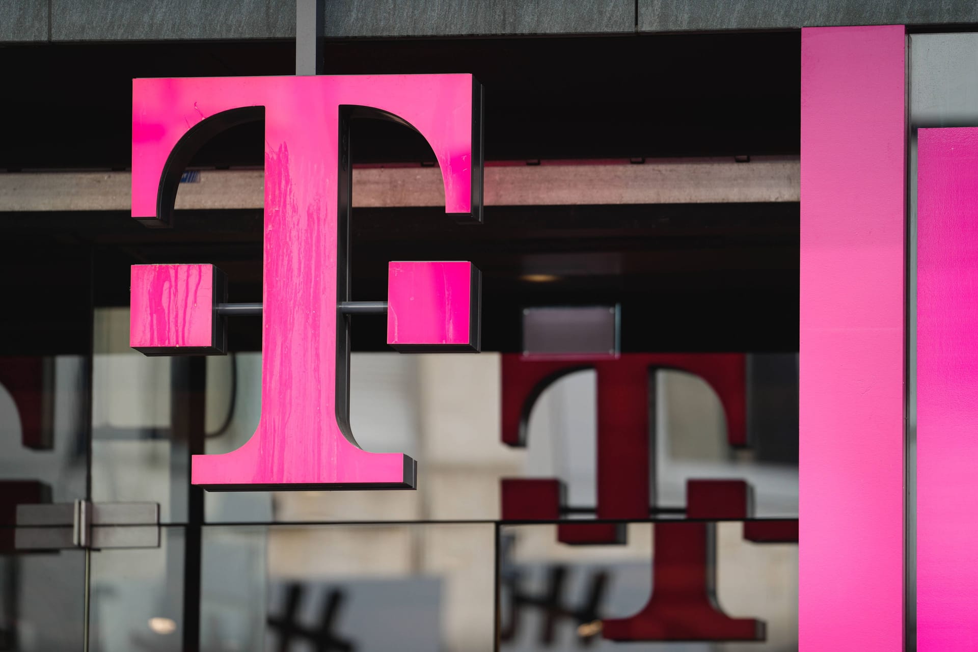 Das Telekom-Logo vor einem Telefonladen: