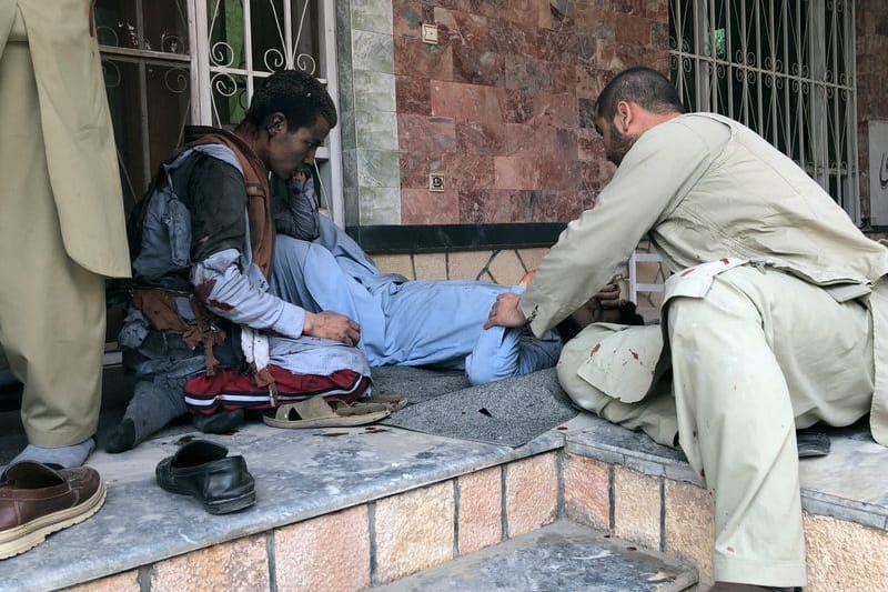 Ein verletzter Mann liegt nach einer Bombenexplosion in Mazar-e-Sharif auf dem Boden: Eine Bombe explodierte am Samstag in Afghanistan während einer Preisverleihung für Journalisten.