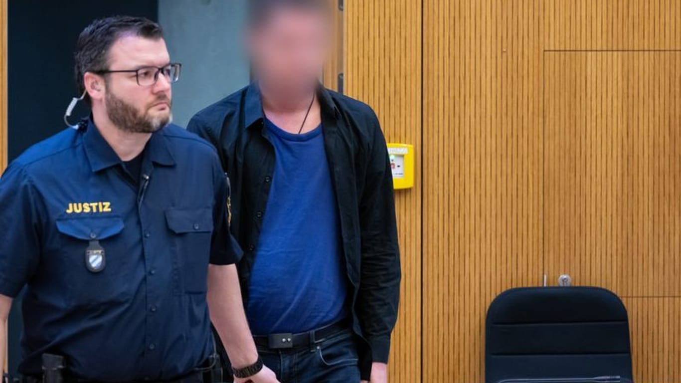 06.03.2023, Bayern, München: Einer von zwei wegen Mordes angeklagten Männern (r) wird vor Beginn der Verhandlung in den Hochsicherheitsgerichtssaal vom Landgericht München II geführt. 06.03.2023, Bayern, München: Einer von zwei wegen Mordes angeklagten Männern (r) wird vor Beginn der Verhandlung in den Hochsicherheitsgerichtssaal vom Landgericht München II geführt.