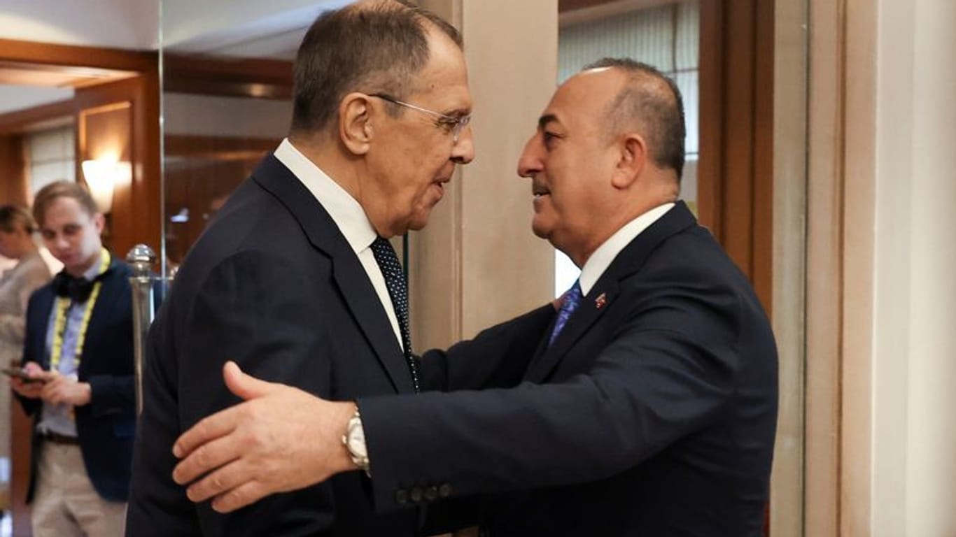 Lawrow wird vom türkischen Außenminister Mevlüt Cavusoglu begrüßt: Trotzdem forderte auch die Türkei den sofortigen Abzug der russichen Truppen aus der Ukraine.