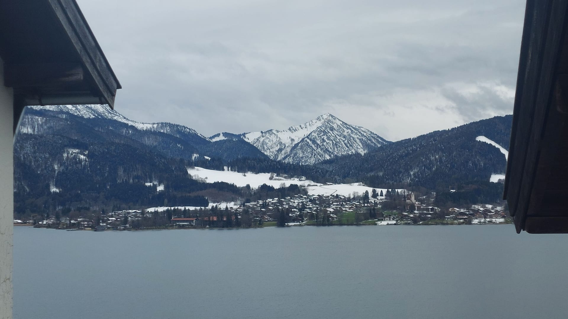 Ausblick auf den Tegernsee und die Berge.