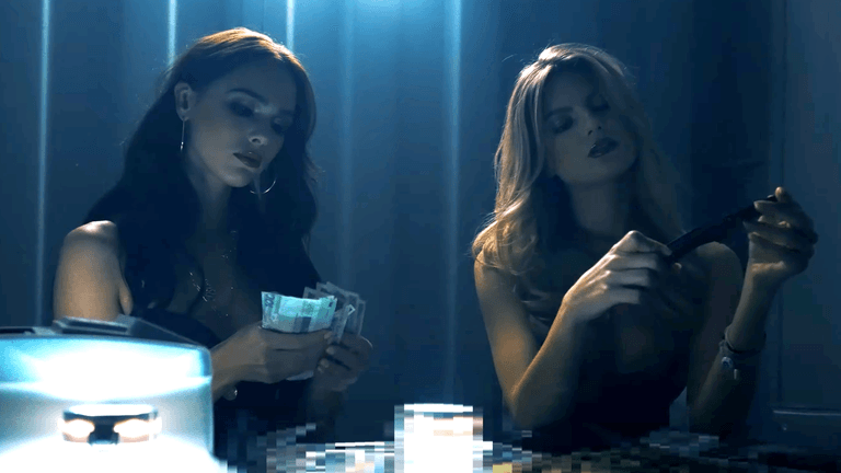 Models in Strassenbande-Video: Das Video hat brisante Details.