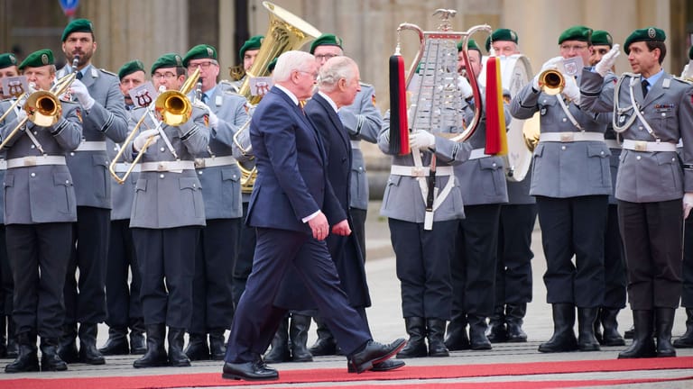Steinmeier (links) mit Briten-König Charles III. in Berlin: Bei offiziellen Anlässen wird immer das offizielle Kennzeichen genutzt. Die Fahrbereitschaft verfügt aber auch über diskretere Nummernschilder.