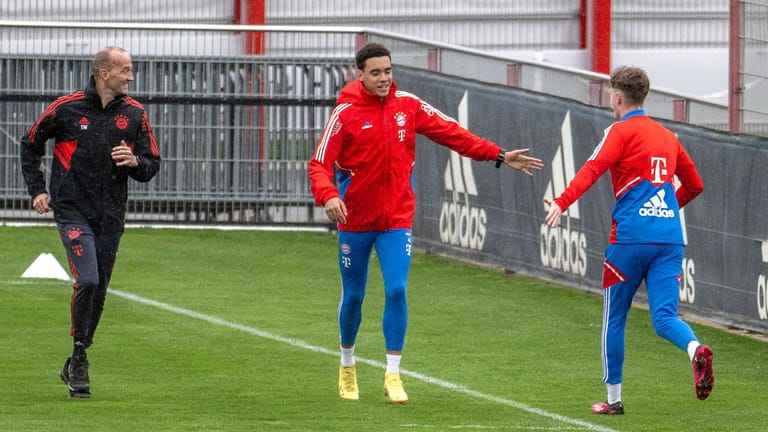 Jamal Musiala (M.): De Nationalspieler des FC Bayern ist nach seinem Muskelfaserriss wieder ins Lauftraining eingestiegen und klatschte dabei mit Paul Wanner ab.