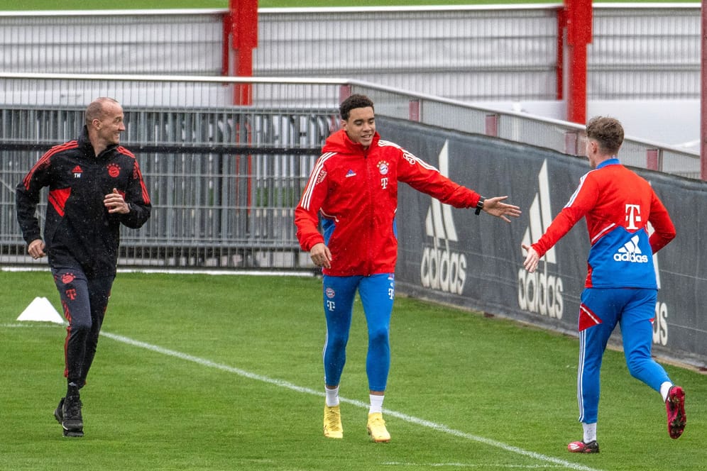 Jamal Musiala (M.): De Nationalspieler des FC Bayern ist nach seinem Muskelfaserriss wieder ins Lauftraining eingestiegen und klatschte dabei mit Paul Wanner ab.