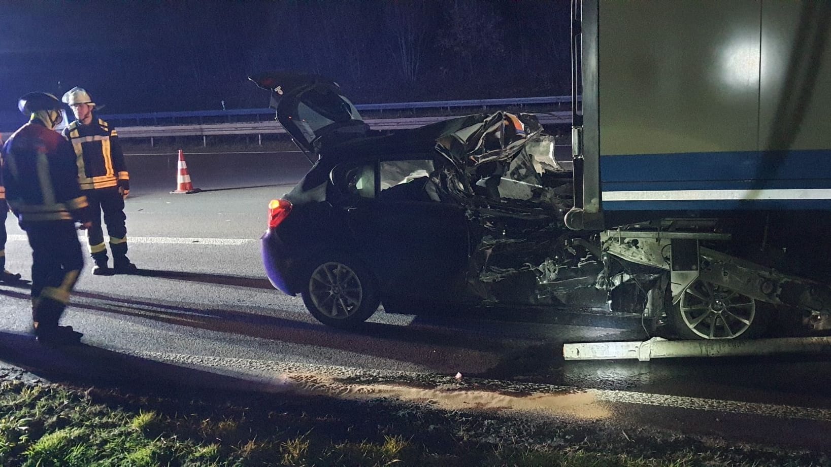 Der PKW klemmte unter dem LKW: Am Donnerstagmorgen ist es auf der A3 zu einem Unfall gekommen.