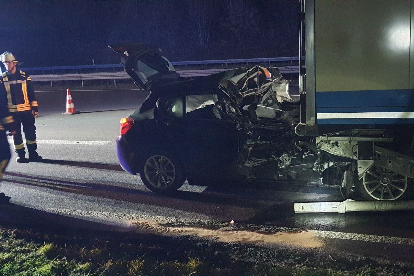 Der PKW klemmte unter dem LKW: Am Donnerstagmorgen ist es auf der A3 zu einem Unfall gekommen.