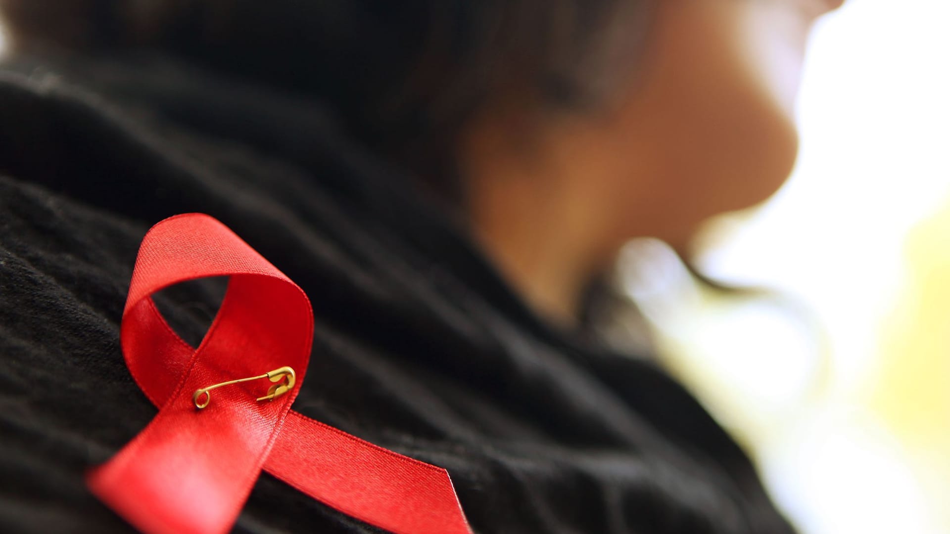 Die rote Schleife: Ein Symbol der Solidarität mit Menschen, die Aids haben oder HIV-infiziert sind.