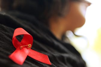 Die rote Schleife: Ein Symbol der Solidarität mit Menschen, die Aids haben oder HIV-infiziert sind.