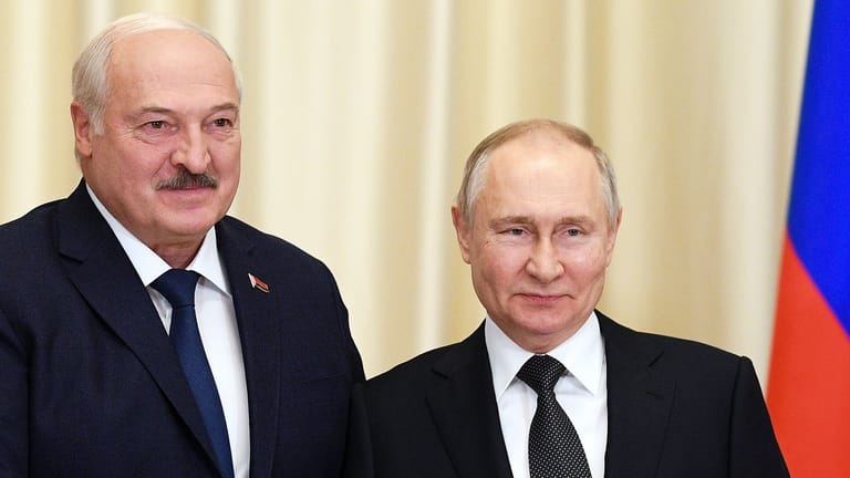 Alexander Lukaschenko und Wladimir Putin (r.): Belarus ist in vielerlei Hinsicht abhängig von Russland.