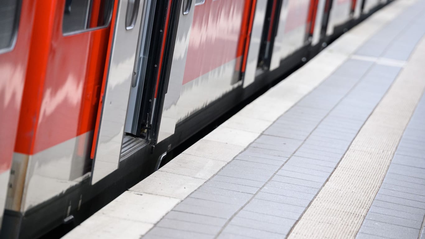 Eine S-Bahn steht mit geöffneten Türen an einem Bahnsteig (Symbolbild): In Buxtehude ist ein Mädchen unter eine S-Bahn geraten.