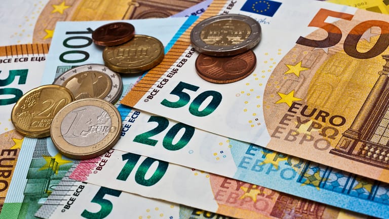 Euroscheine (Symbolbild): Eine Lücke im Gesetz kann Erben einiges an Erbschaftsteuer sparen.